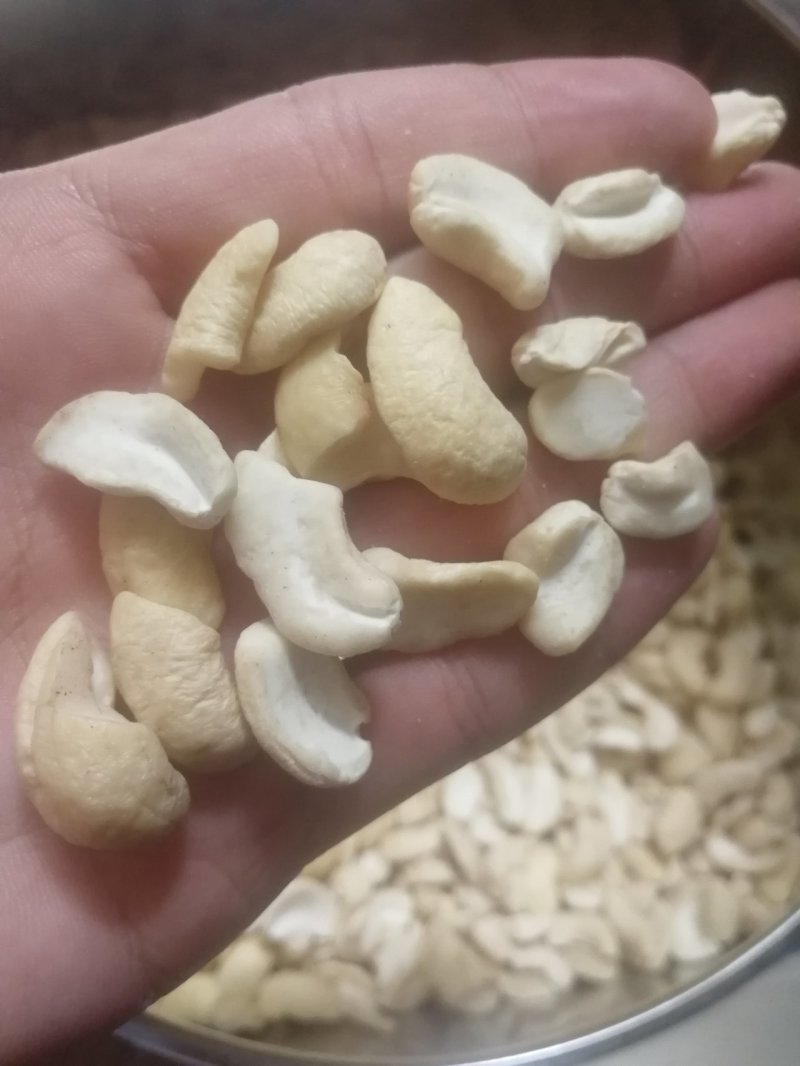 腰果碎进口越南生料，奶香味，半边烘培生料