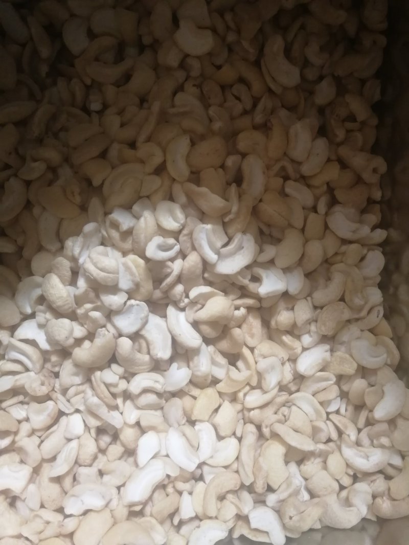 腰果碎进口越南生料，奶香味，半边烘培生料