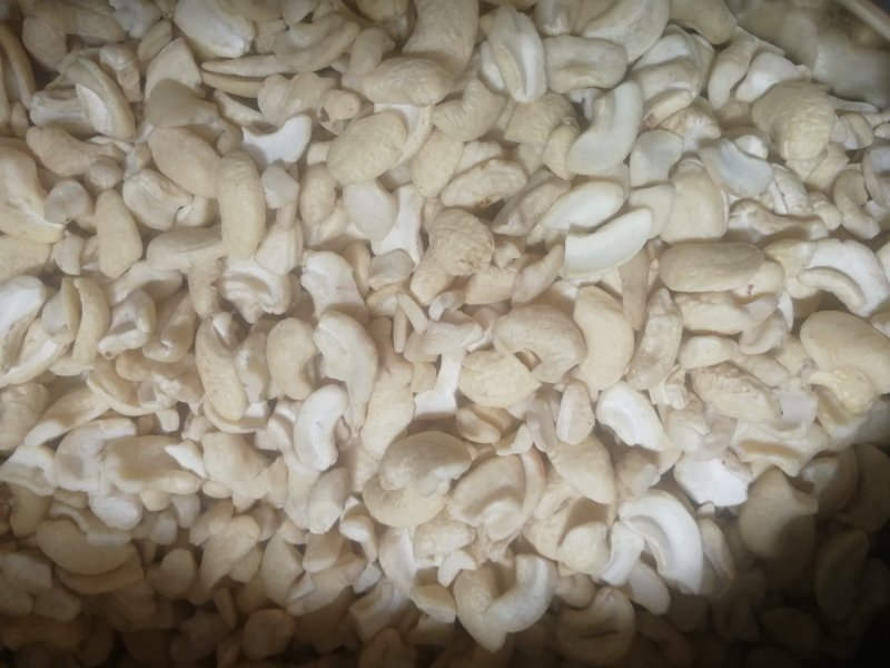 腰果碎进口越南生料，奶香味，半边烘培生料