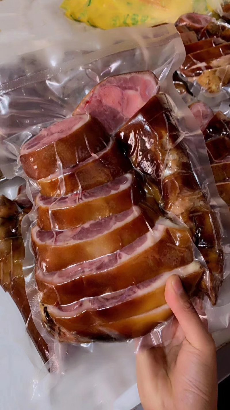 正宗农家土猪土家腊肉，腊香满口，熏香扑鼻，腊味醇厚
