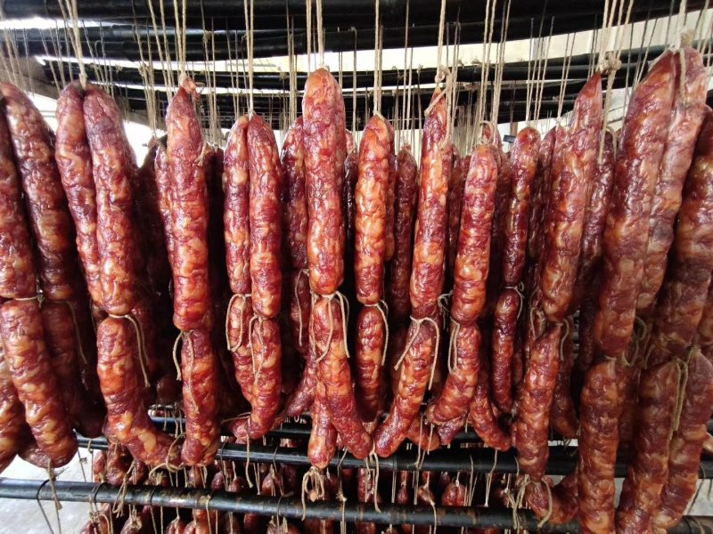 腊香肠土家腊肠，精选好肉制作，麻辣口味，舌尖上的味精