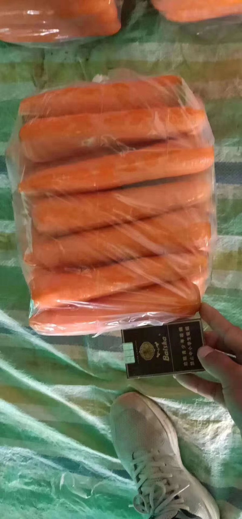 胡萝卜:颜色好条形正，表皮光滑亮泽。无伤残质量保证。