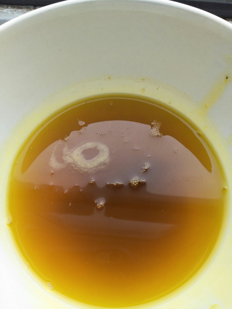 新疆黄油菜籽，油色黄亮水分8左右，香味儿较浓，芥酸高