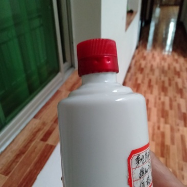 白酒，贵州茅台镇酒厂生产53°酱香型白酒。