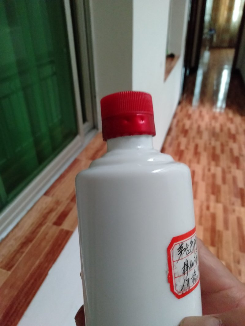 白酒，贵州茅台镇酒厂生产53°酱香型白酒。