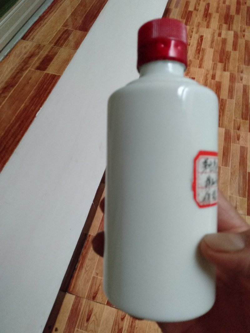 白酒，贵州茅台镇酒厂生产53°酱香型白酒。