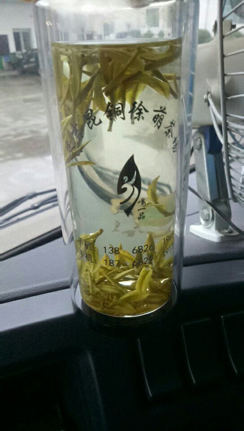 鸣一品安吉白茶，黄金牙。