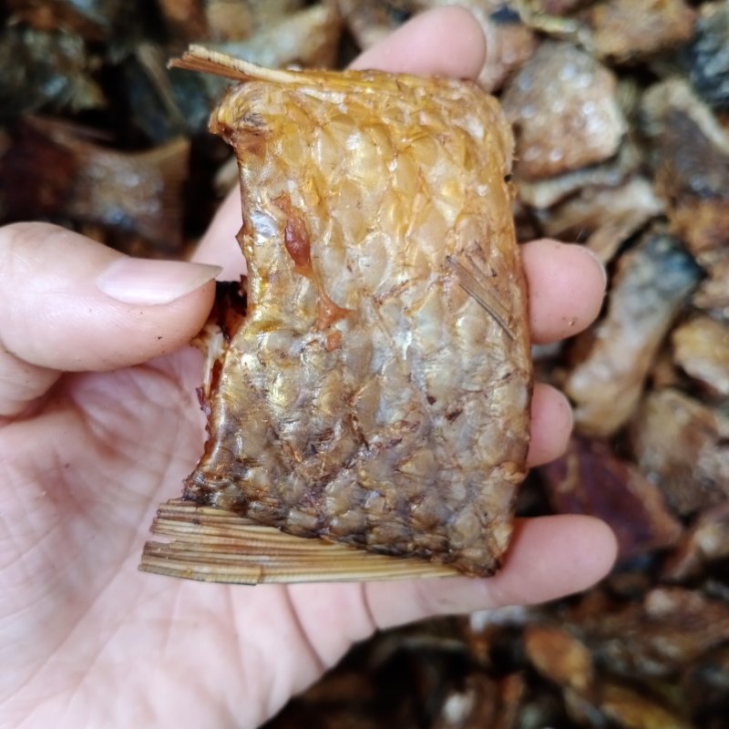 草鱼肉，鱼块，烟熏。颜色漂亮微盐，干度好，好货不碎。淡盐
