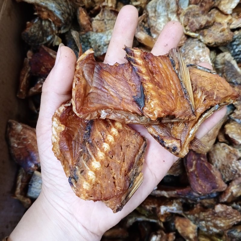 草鱼肉，鱼块，烟熏。颜色漂亮微盐，干度好，好货不碎。淡盐