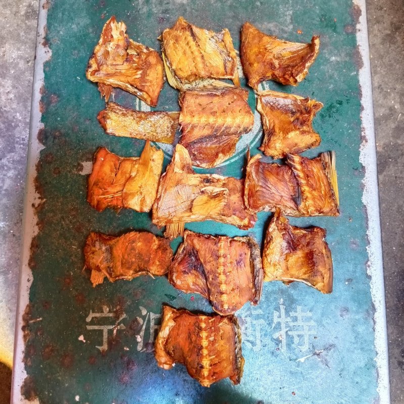草鱼肉，鱼块，烟熏。颜色漂亮微盐，干度好，好货不碎。淡盐