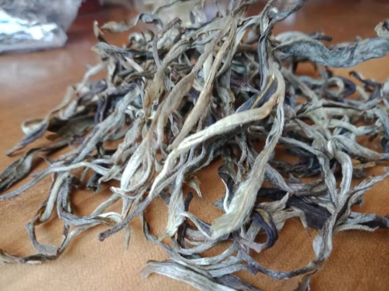 勐海县布朗生茶大叶种、台地茶、苦茶。自产自销普洱生茶。