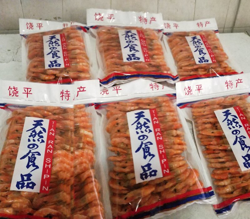 日晒虾干。