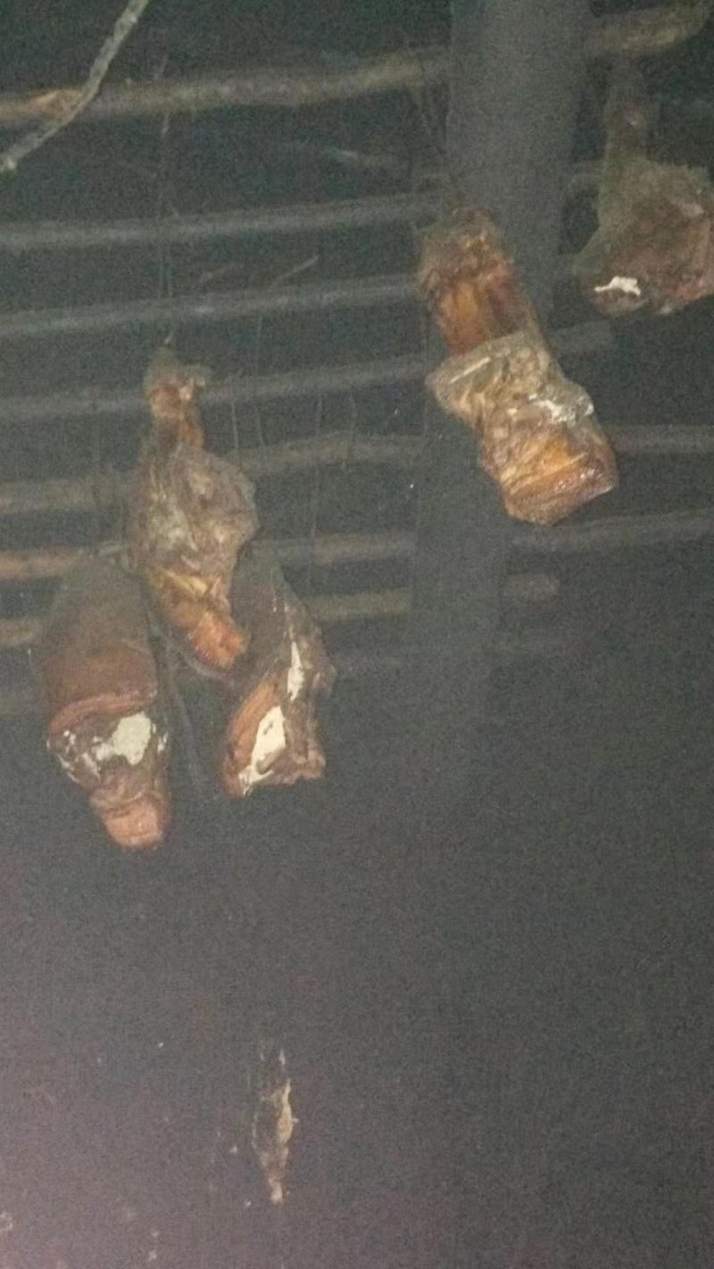 腊肉高山土猪，正宗农家烟熏土猪熏得很黑，越黑越正，
