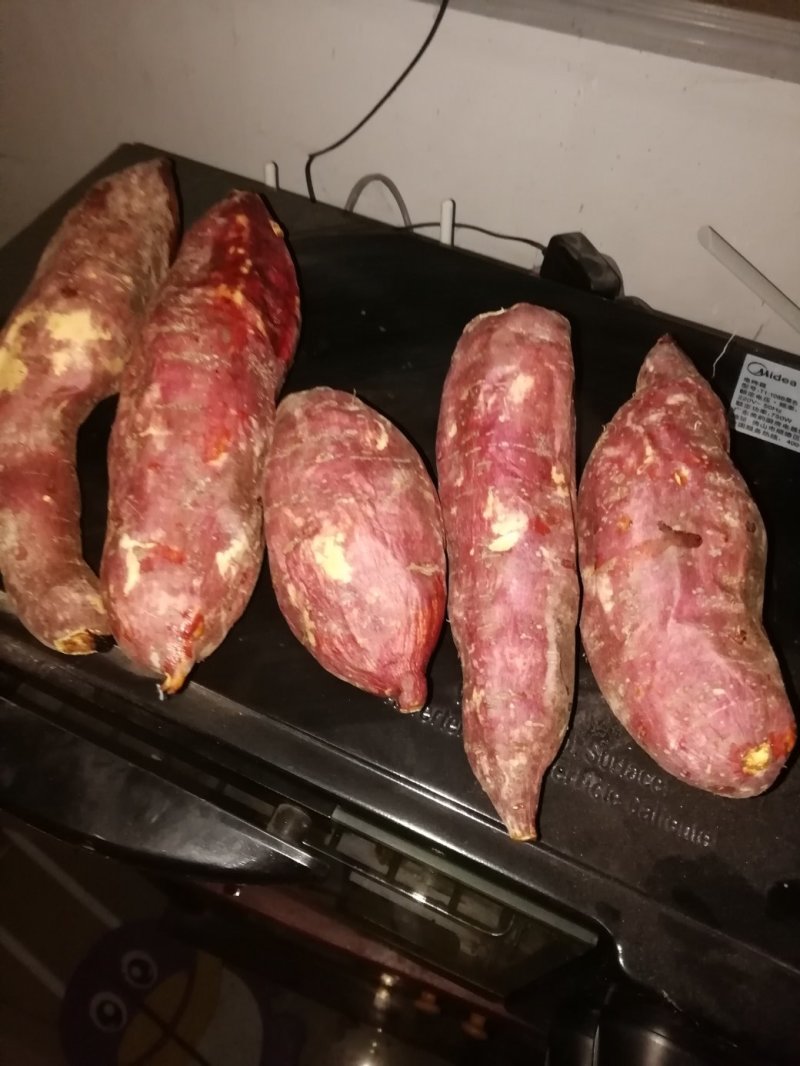 红薯西瓜红丶色泽亮丽丶口感香甜。