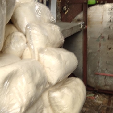 豆腐渣是养殖场选饲料，发酵之后会更好喂养，更便民。