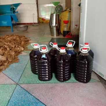 纯菜籽油假一赔十保证质量农村种植菜籽无泥沙干净。