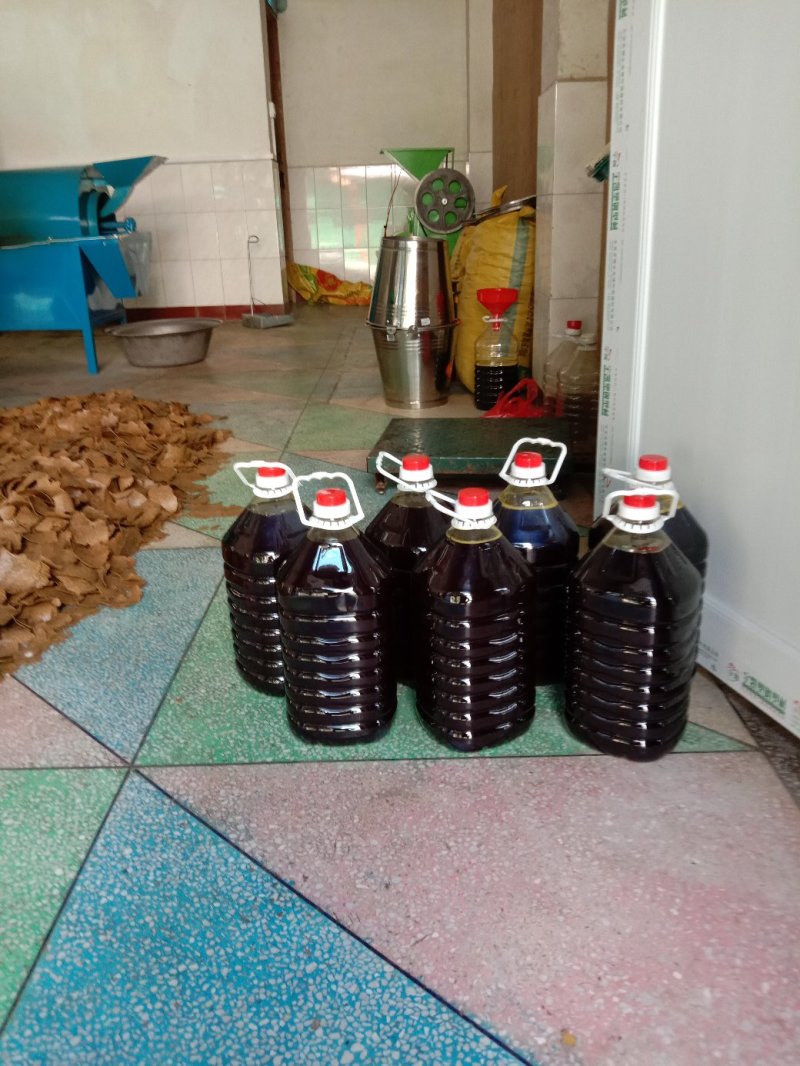 纯菜籽油假一赔十保证质量农村种植菜籽无泥沙干净。