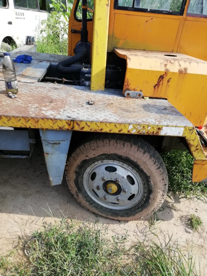 济宁四通6吨吊车