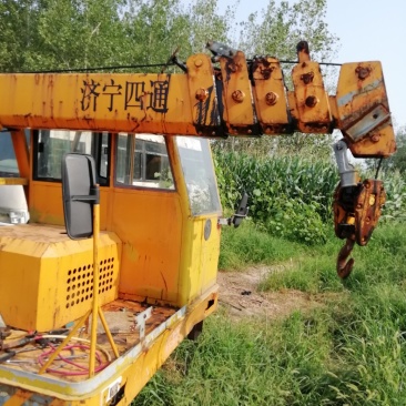 济宁四通6吨吊车