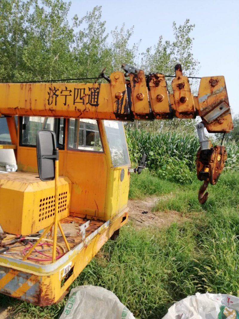 济宁四通6吨吊车