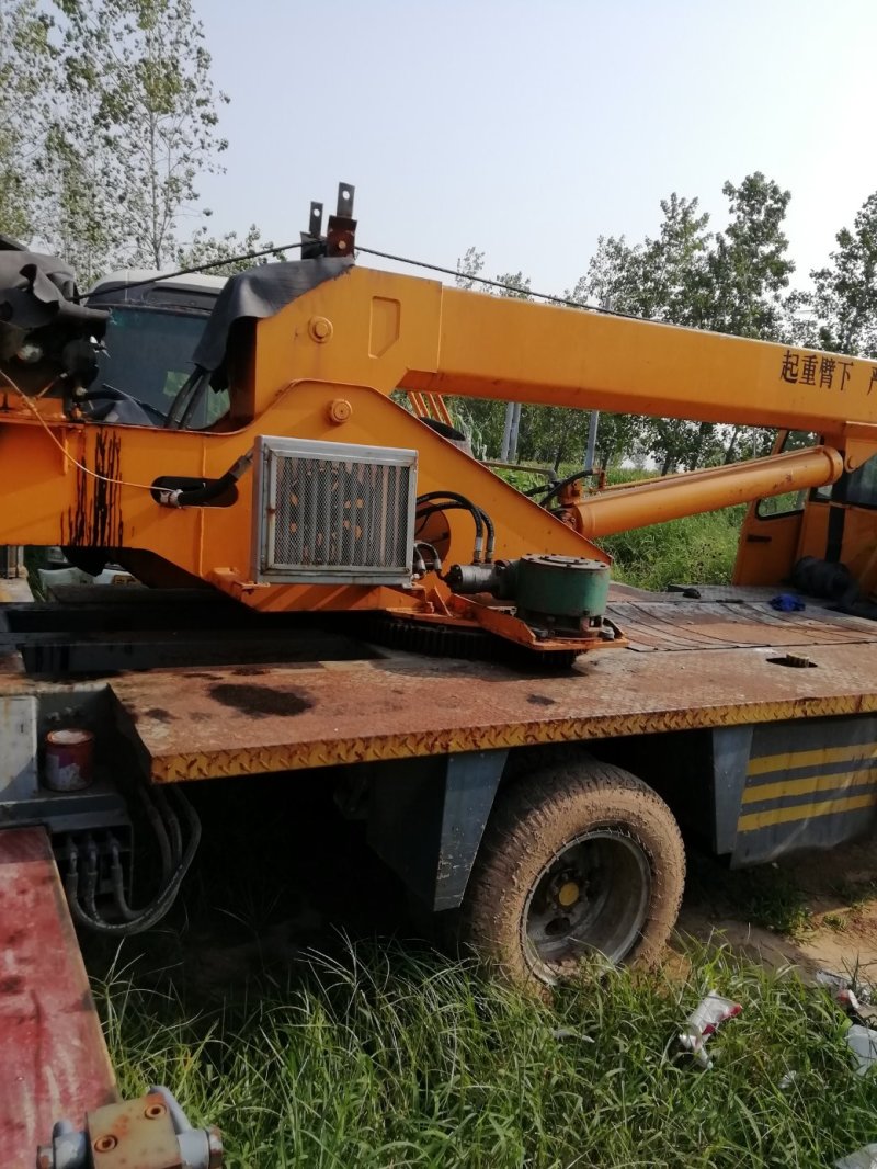 济宁四通6吨吊车