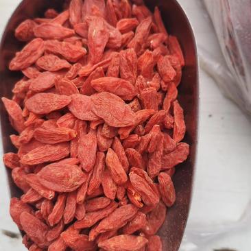 新疆红枸杞，特级大果，自然晒干，2斤起包邮。