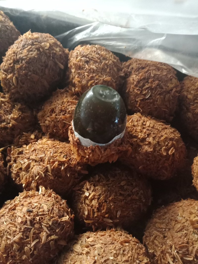徐州特产，松花皮蛋，老式包泥地摊货皮蛋，跑江湖十元模式