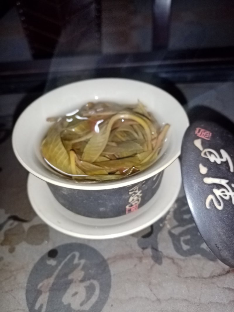 布朗山生茶山头纯料。