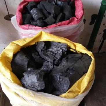 大量供应木炭、荔枝果木炭、环保机制炭、烧烤木炭、竹炭。