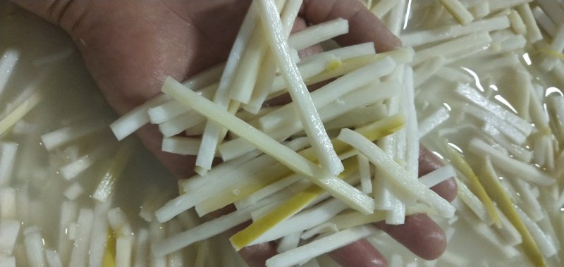 桶装酸笋丝