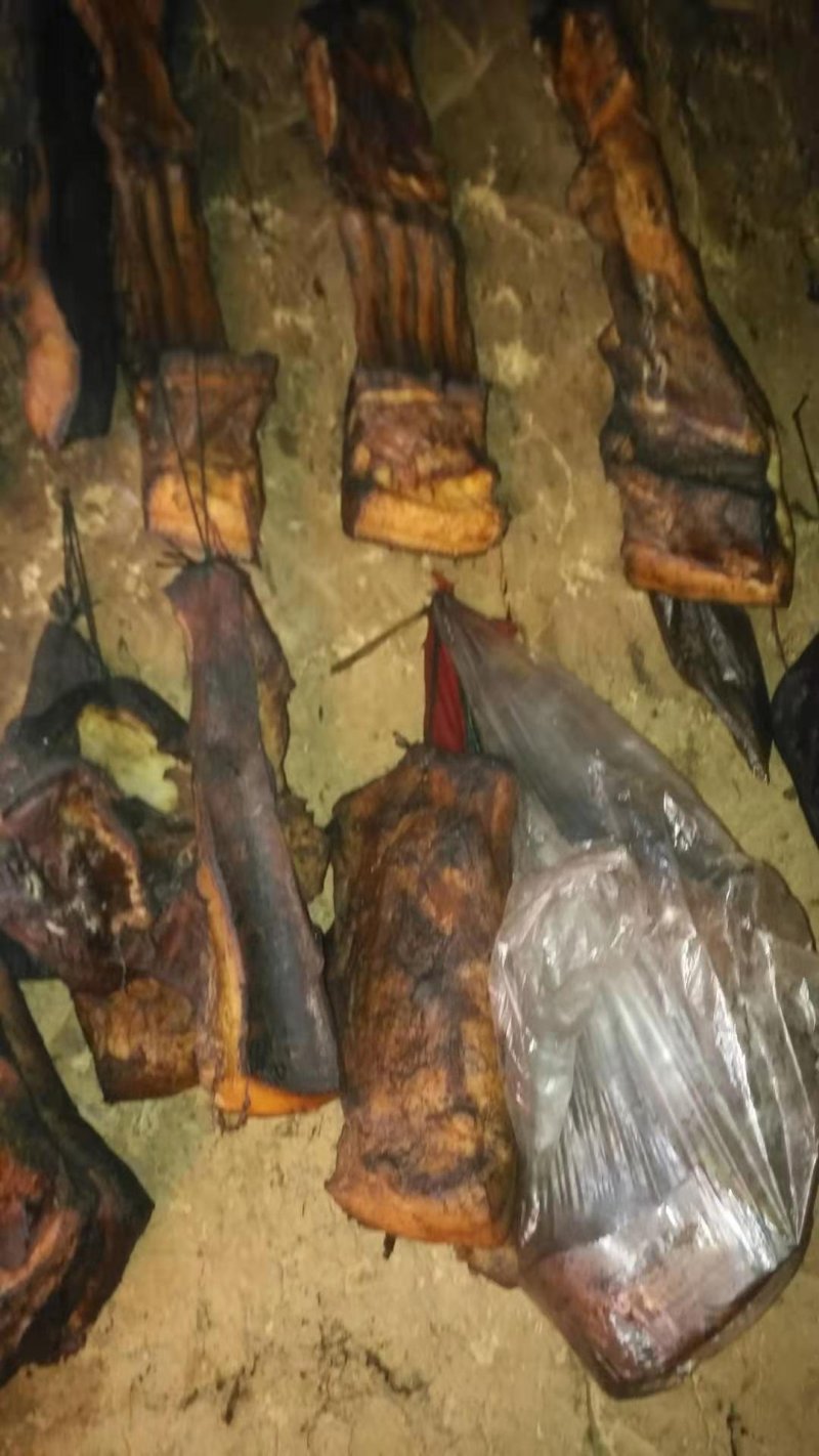 腊肉高山土猪，正宗农家烟熏土猪熏得很黑，越黑越正，