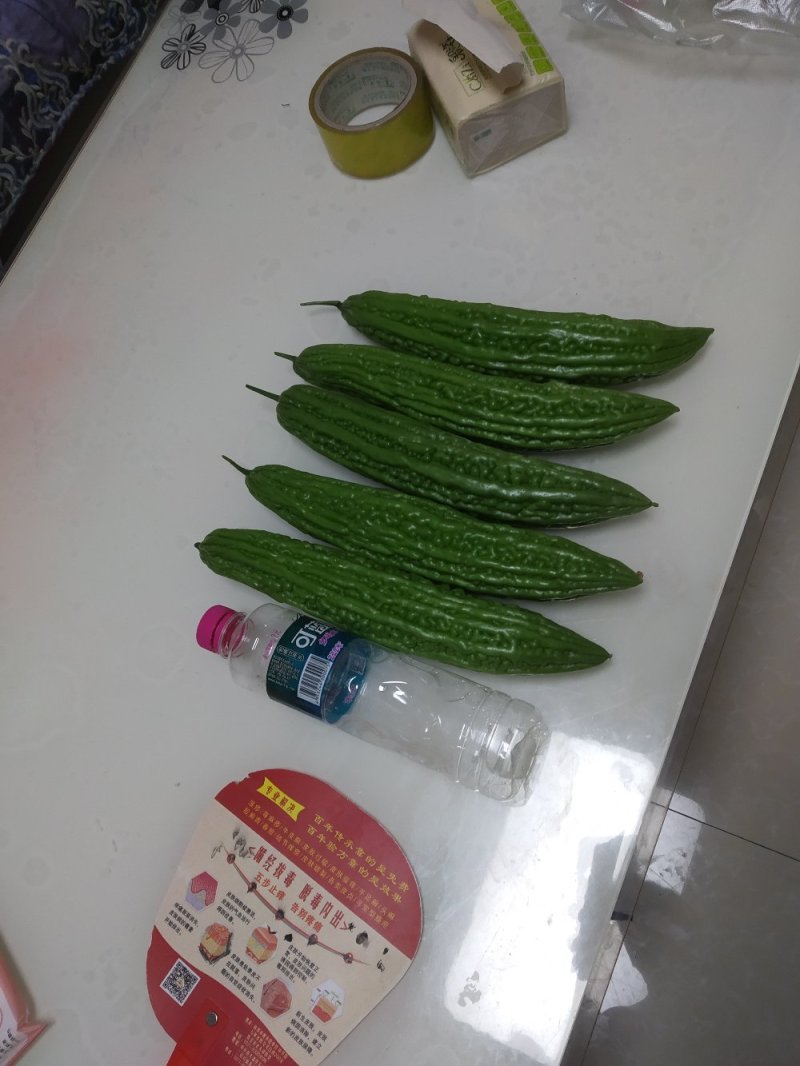 高档绿色苦瓜苗，颜色绿，瓜条直，瓜型好，优质进口种子。