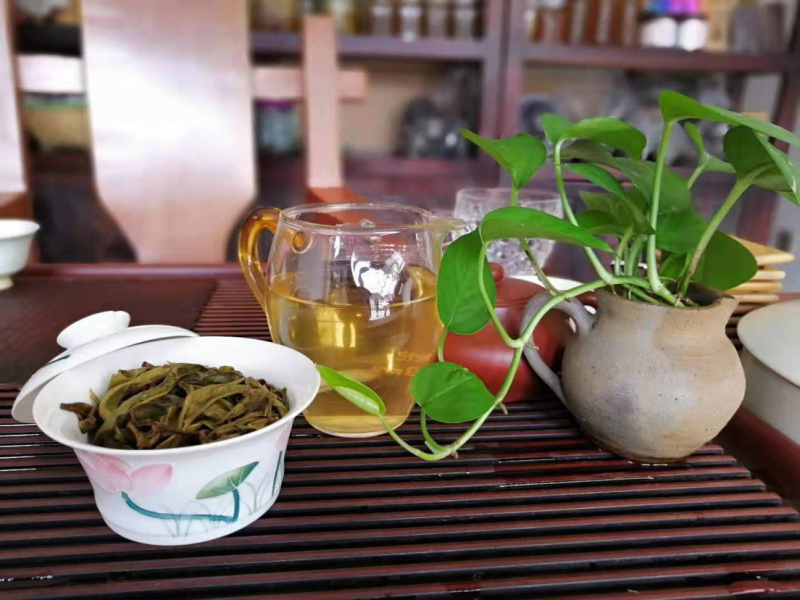 源头批发白石岩曼瓦357克普洱茶生茶饼2023年