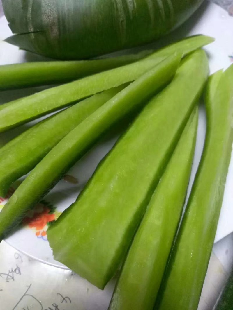 潍县萝卜，大量供应，青茬口感脆甜，产地批发，无代办费