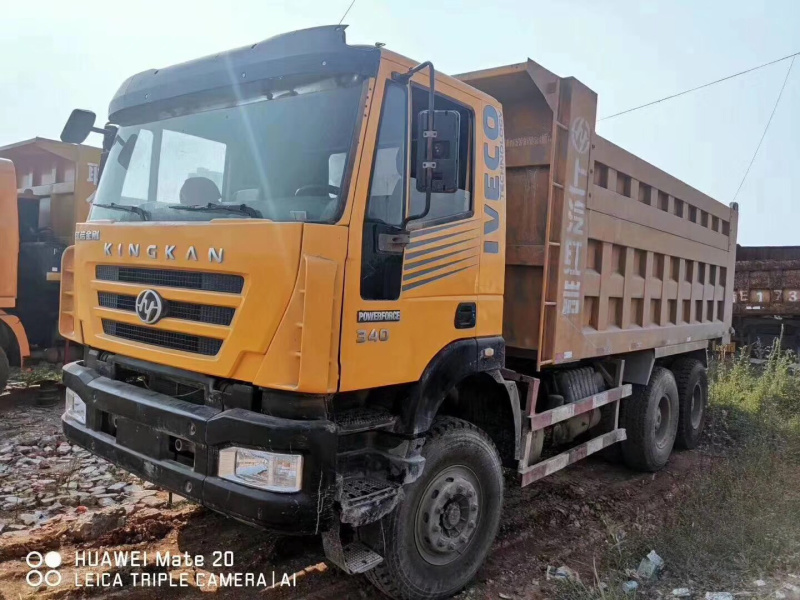 自卸车
