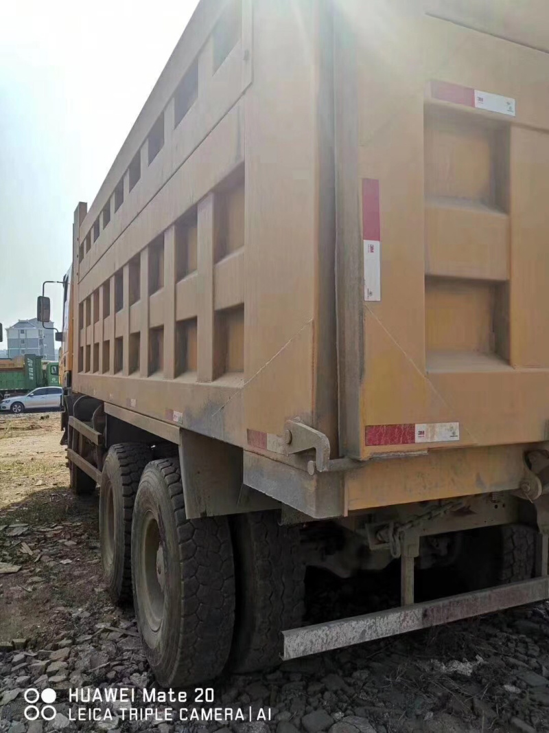 自卸车