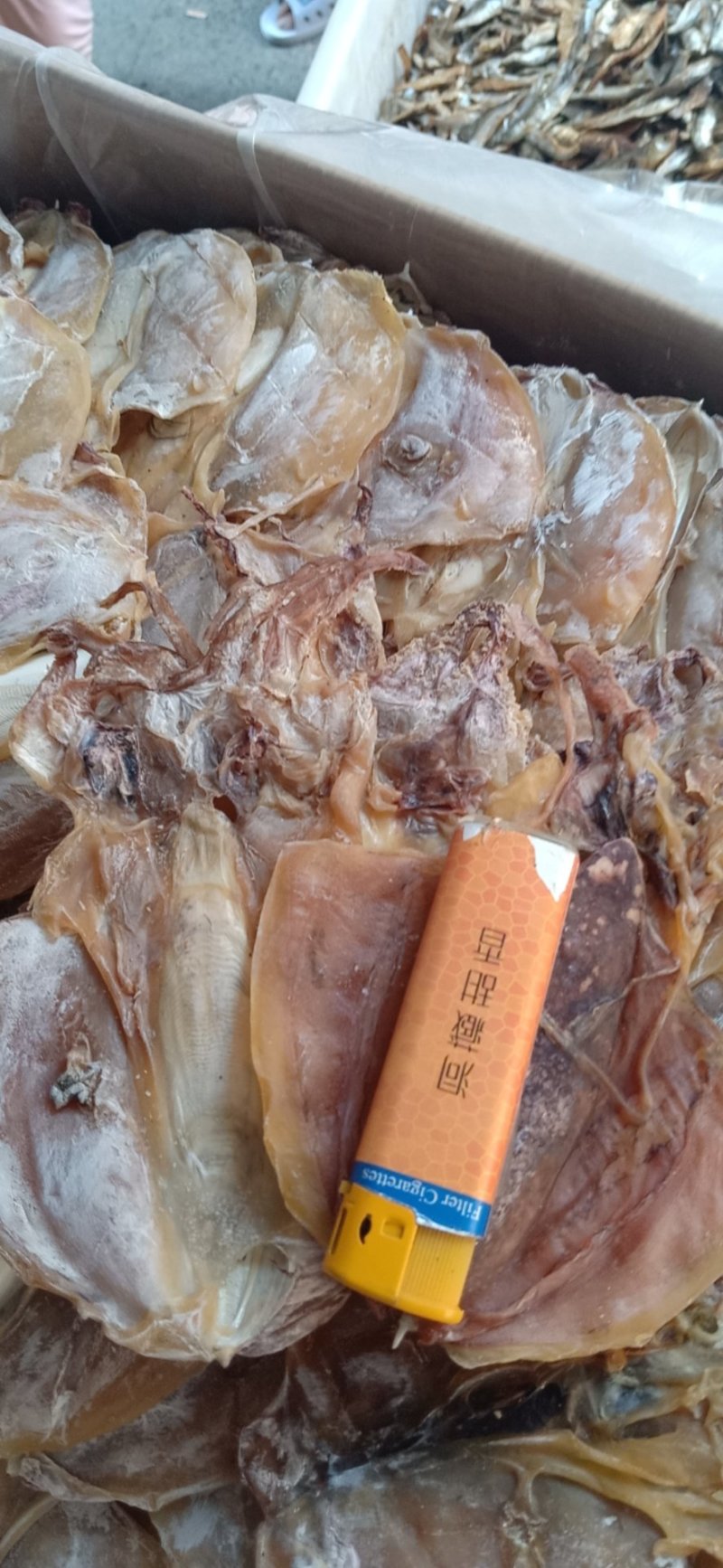 小墨鱼干，干度百分八十以上，微咸的