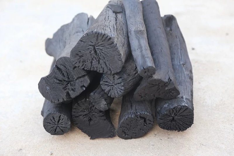 大量出售批发木炭，果木炭烧烤炭