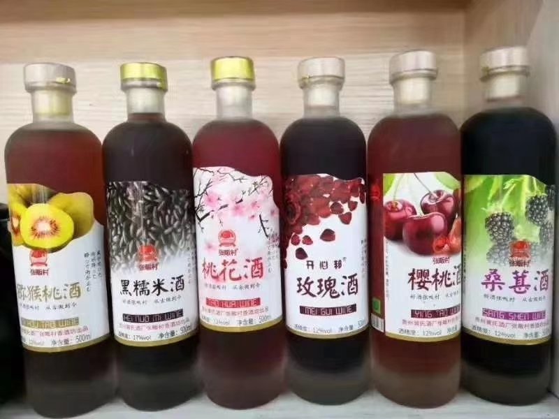 花果酒，纯酿是以水，糯米，花瓣，果肉，酒曲发酵酿造