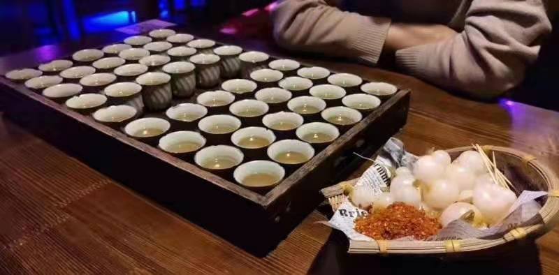 农副食品，各种花酒，果酒。很多农产物都可以酿酒