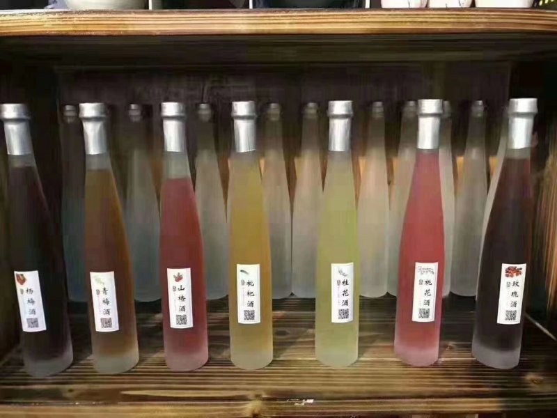 农副食品，各种花酒，果酒。很多农产物都可以酿酒