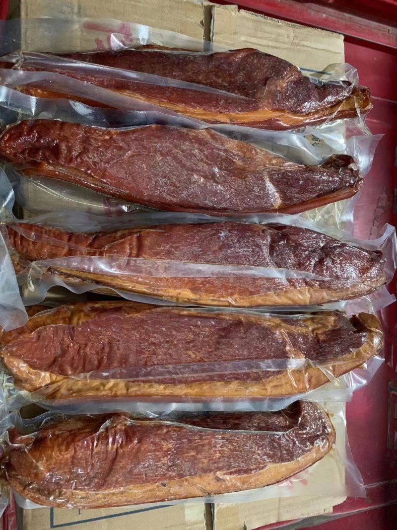 烟熏柴火腊肉二刀肉香肠前腿肉库房大量