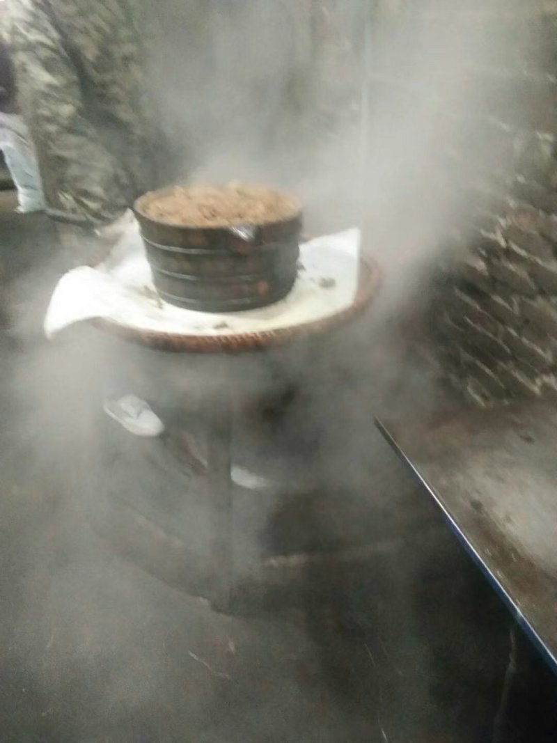 原生态压榨山茶油，气味氛芳色泽透亮营养丰富