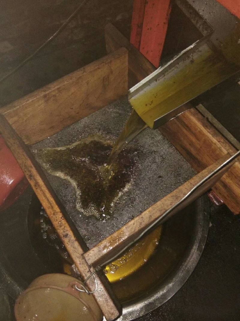 原生态压榨山茶油，气味氛芳色泽透亮营养丰富