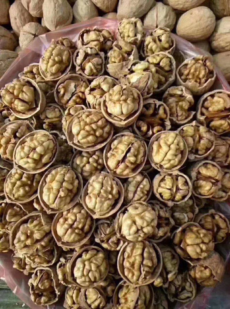 新疆纸皮核桃185皮薄仁厚手捏即开