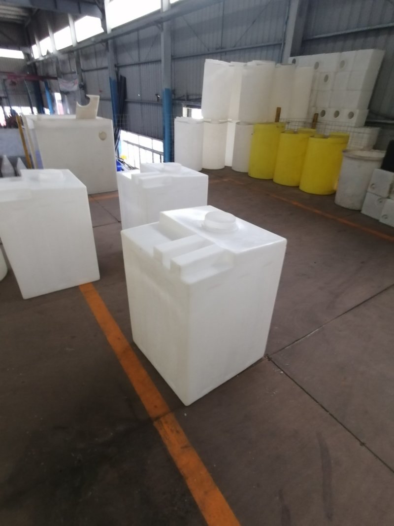 水箱，加药箱，锥底水箱，叉车桶，溶盐箱，卧式水箱