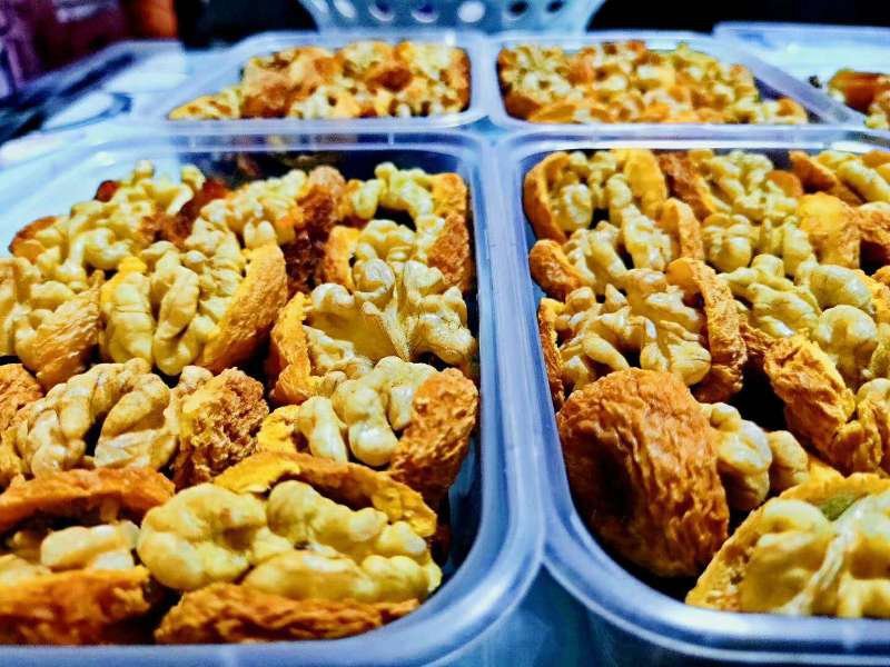 新疆干果特产里面含有钙，特以各种营养核桃仁可以