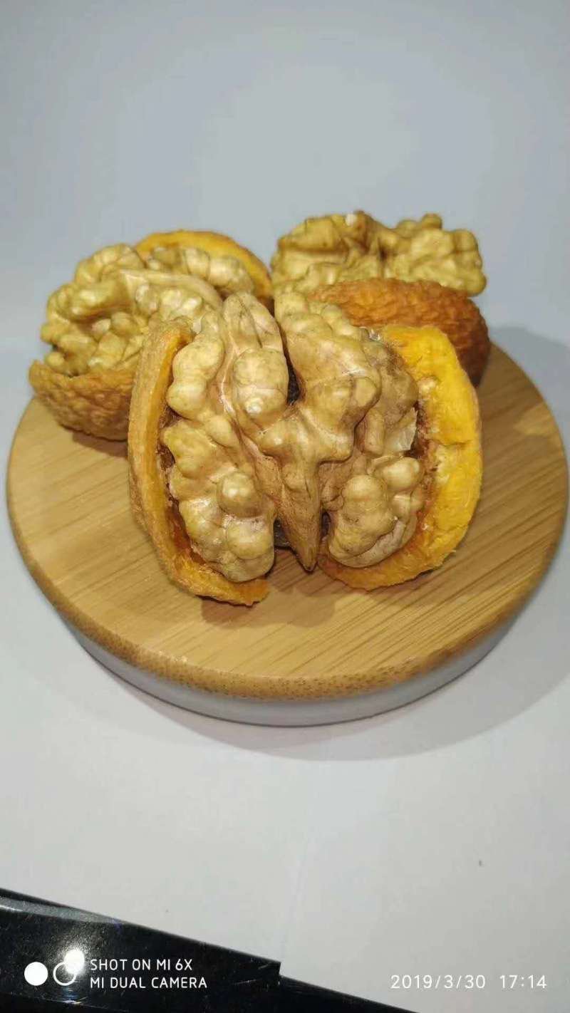 新疆干果特产里面含有钙，特以各种营养核桃仁可以