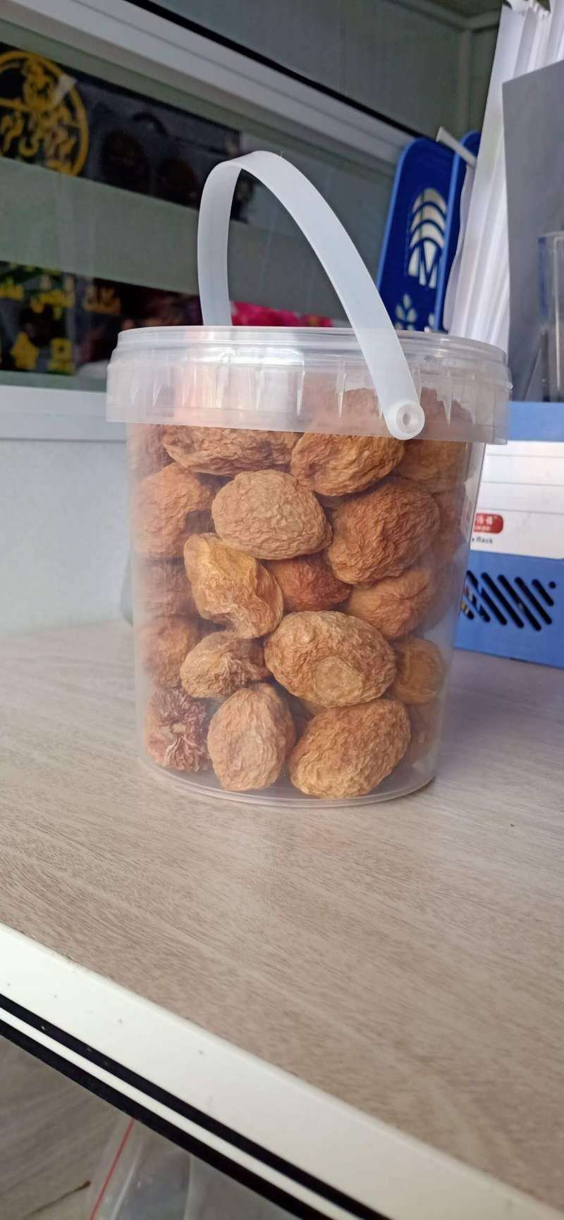 新疆干果特产里面含有钙，特以各种营养核桃仁可以