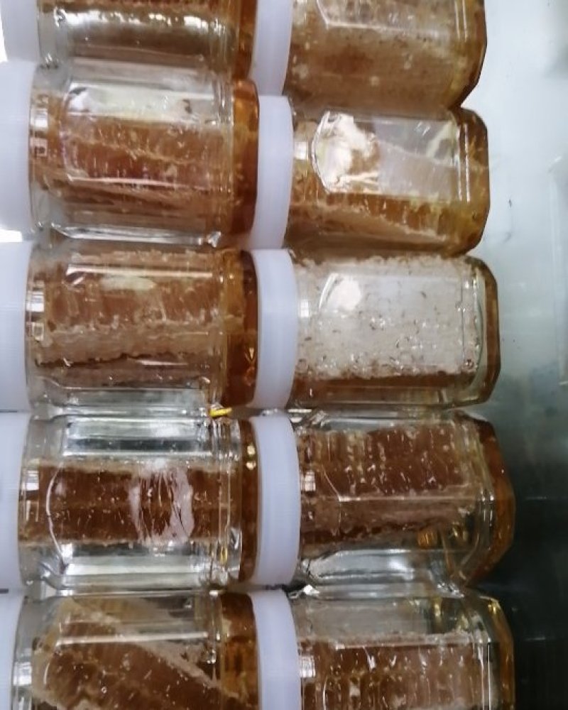 蜂巢蜜，滋补营养新鲜每瓶250克，口味纯正。人工切割灌装